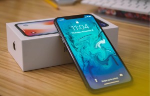 تقرير: آبل تعود لإنتاج آيفون X نظراً لضعف الطلب على آيفون XS وآيفون XS Max